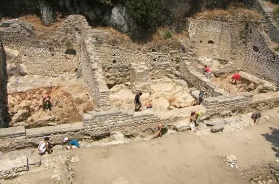 Për herë të parë në Butrint  nisin gërmimet në muret rrethuese të Akropolit