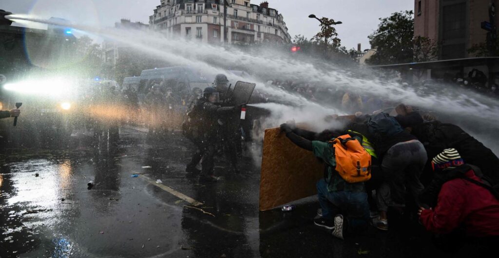 Europa zbret në rrugë  Mbi 400 mijë francezë në protestë  përplasje me policinë në Belgjikë dhe mijëra demonstrues në Spanjë