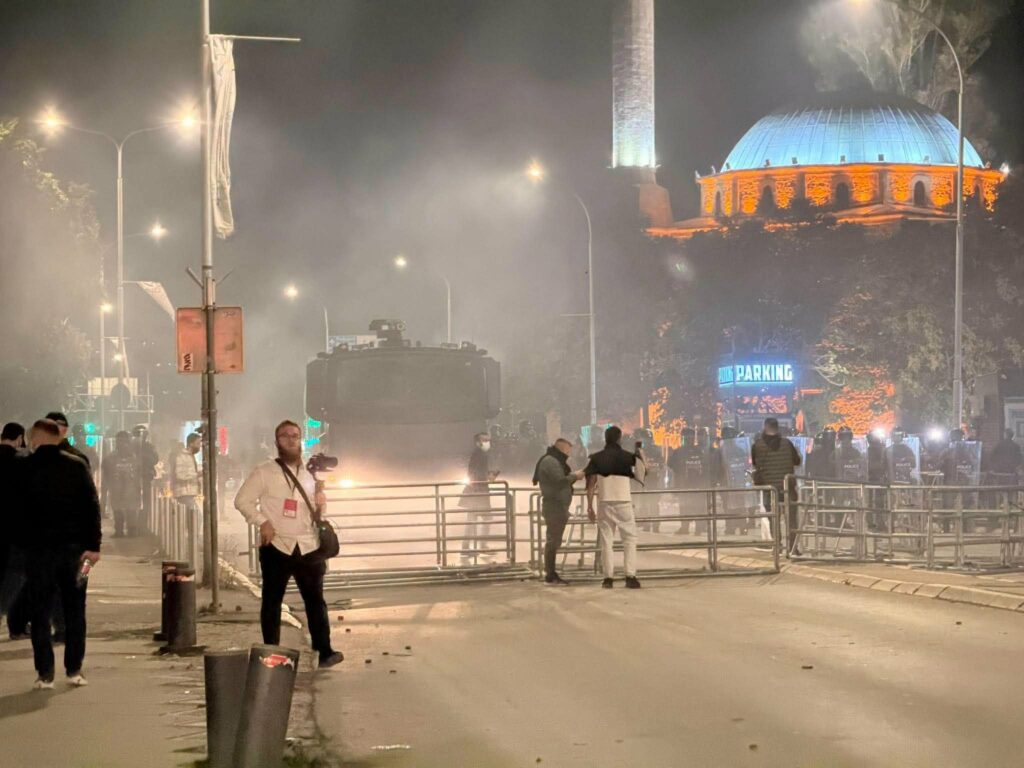 Tensionet në protestë  AGK apel gazetarëve për kujdes 