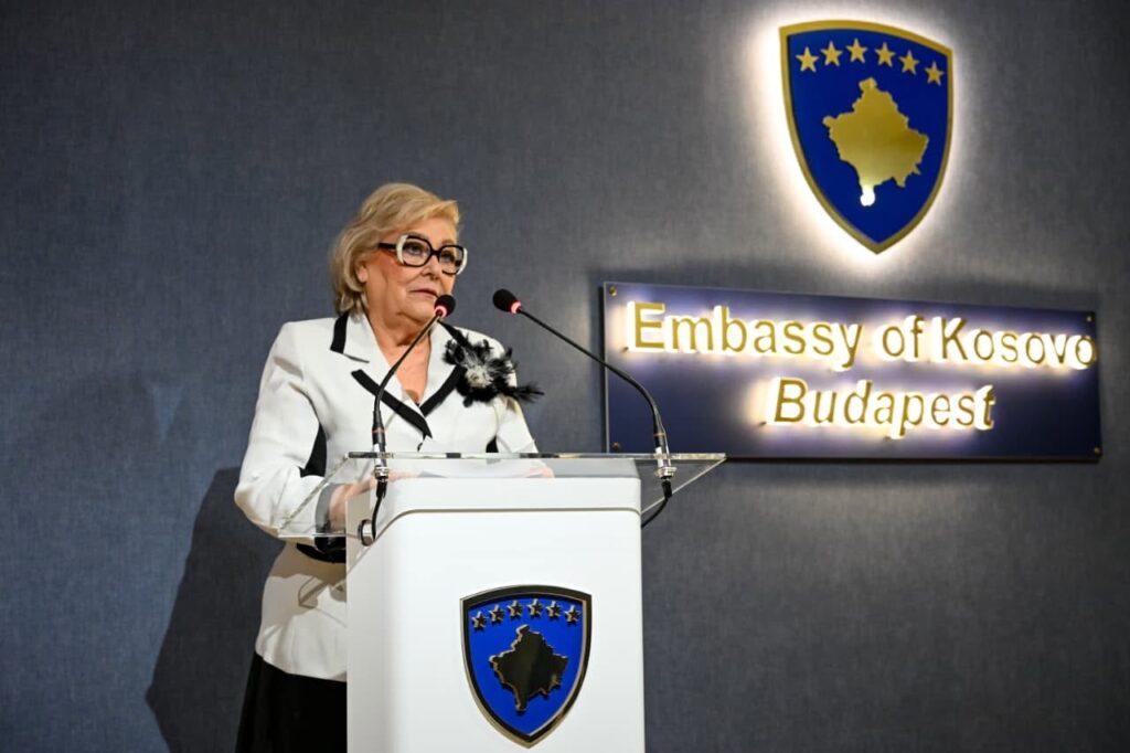Presidentja takon mërgatën në Hungari  Kontribuat në rezistencë paqësore  UÇK e shtetndërtim
