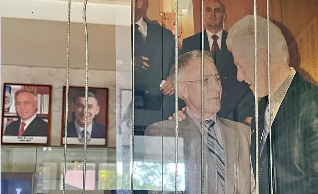 Jakup Krasniqi dhe Bill Clinton në një fotografi nga arkivi i Kuvendit të Kosovës
