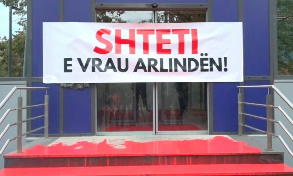  QIKA  realizon aksion simbolik para Qeverisë  shkallët lyhen me ngjyrë të kuqe