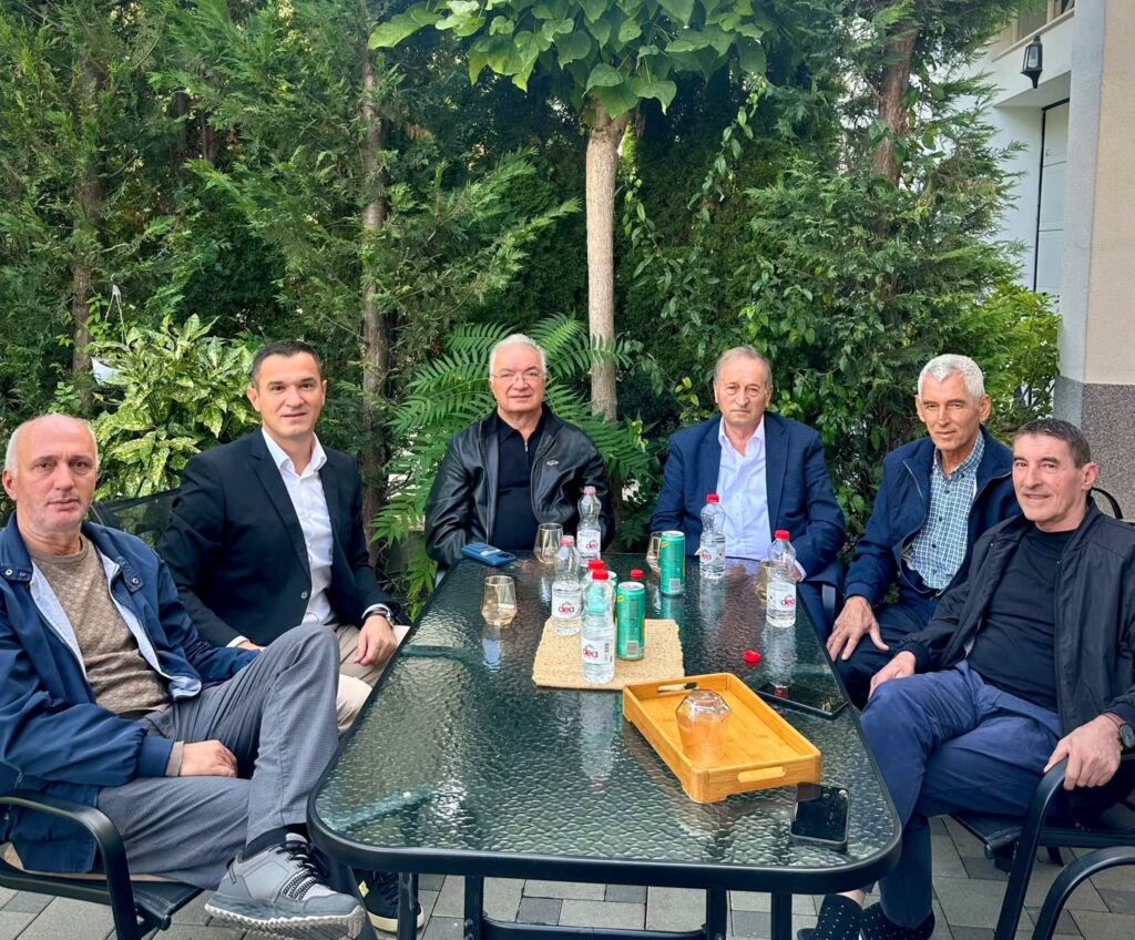 Azem Syla  Xhavit Haliti e Sejdi Hoxha vizitojnë familjen e Kadri Veselit në Mitrovicë