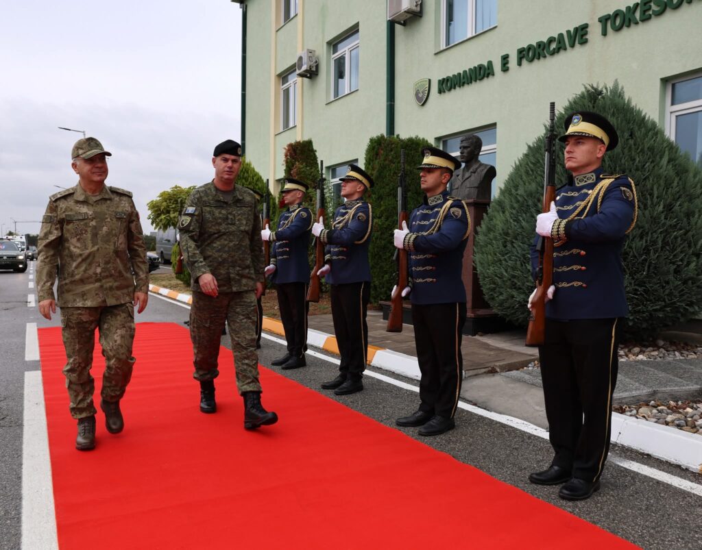 Gjenerallejtënant Kilinç viziton Komandën e Forcave Tokësore të FSK së