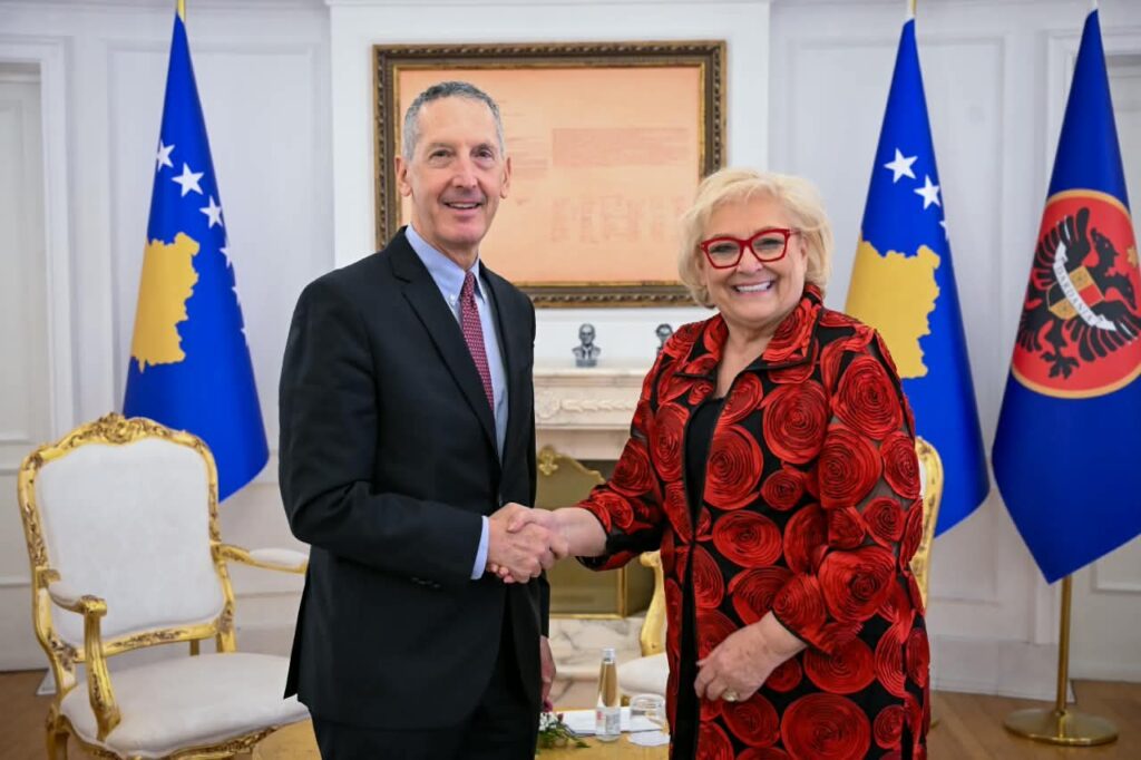 Presidentja Shirok Pula diskuton me profesorin amerikan Edward Joseph për zhvillimet në Kosovë dhe rajon