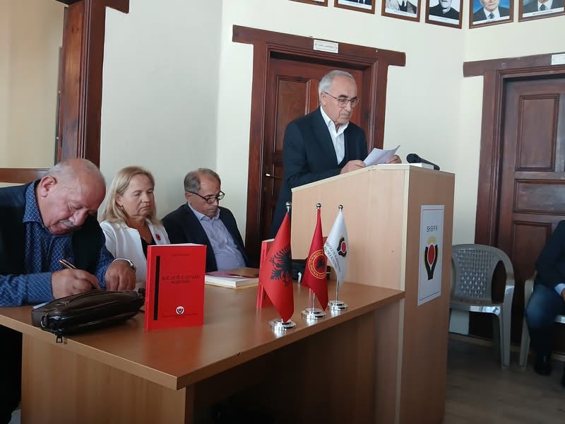 NJË JETË E JETUAR NDRYSHE   Kronikë eseistike për librin e Lebit Murtishit