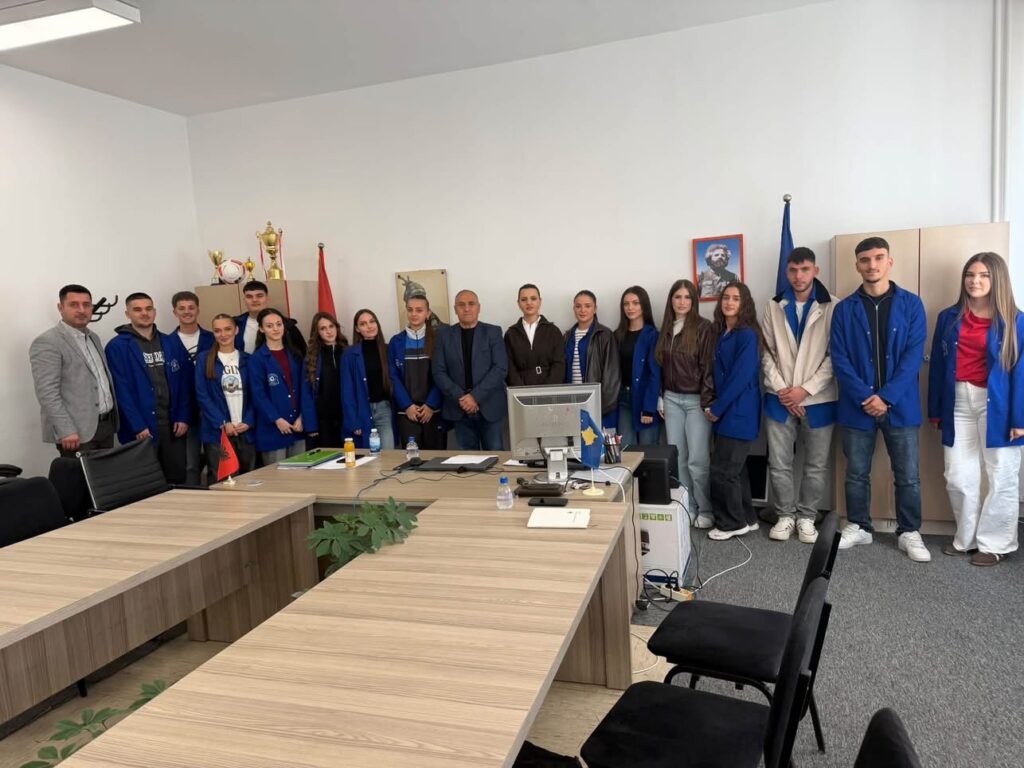 Malisheva anulon ekskursionin e maturantëve në Shqipëri