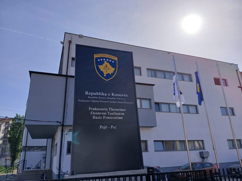 Prokuroria Themelore në Pejë parashtron kërkesë për caktimin e masës së paraburgimit ndaj të pandehurit J S  për mospërfillje të gjykatës