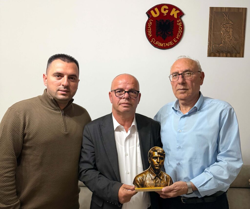 Kryetari Latifi viziton familjen e heronjve Fahri e Bahri Fazliu  dhuron portretin e Bahri Fazliut