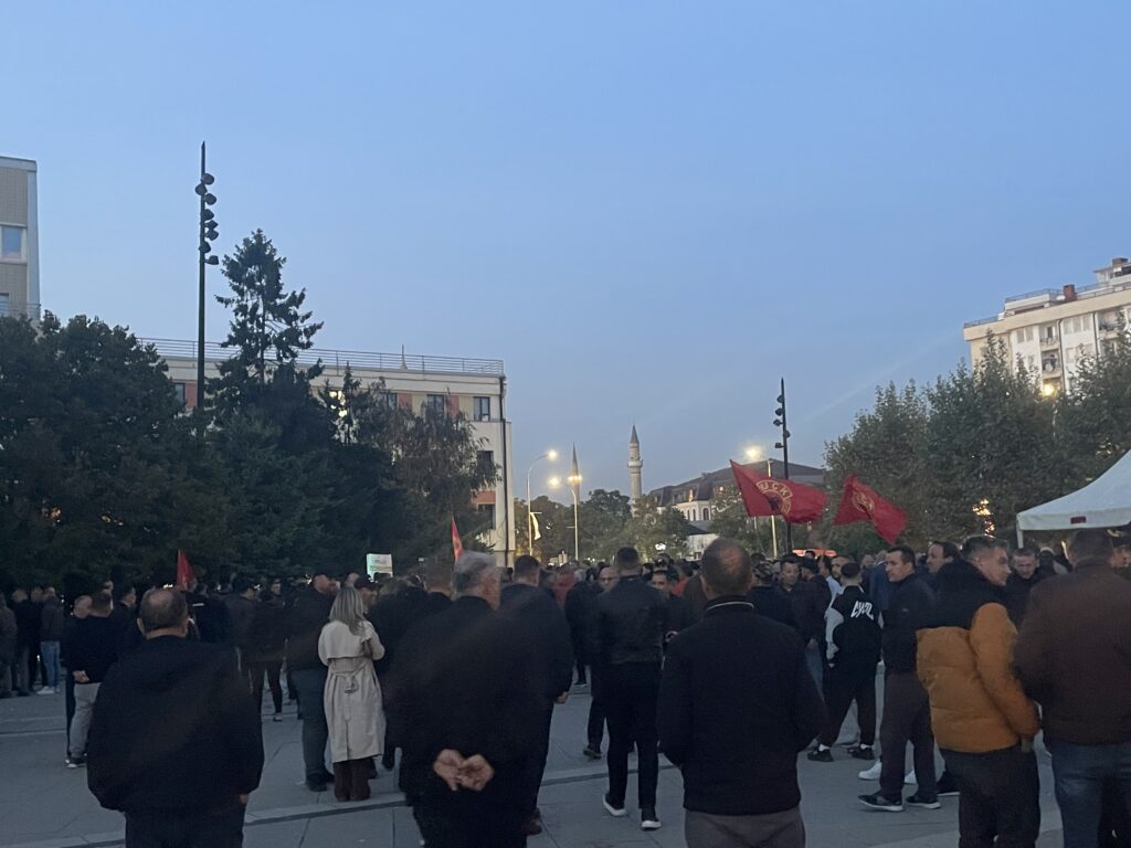 Situata e qetë para Kuvendit  protestuesit vazhdojnë të qëndrojnë në sheshin e Prishtinës