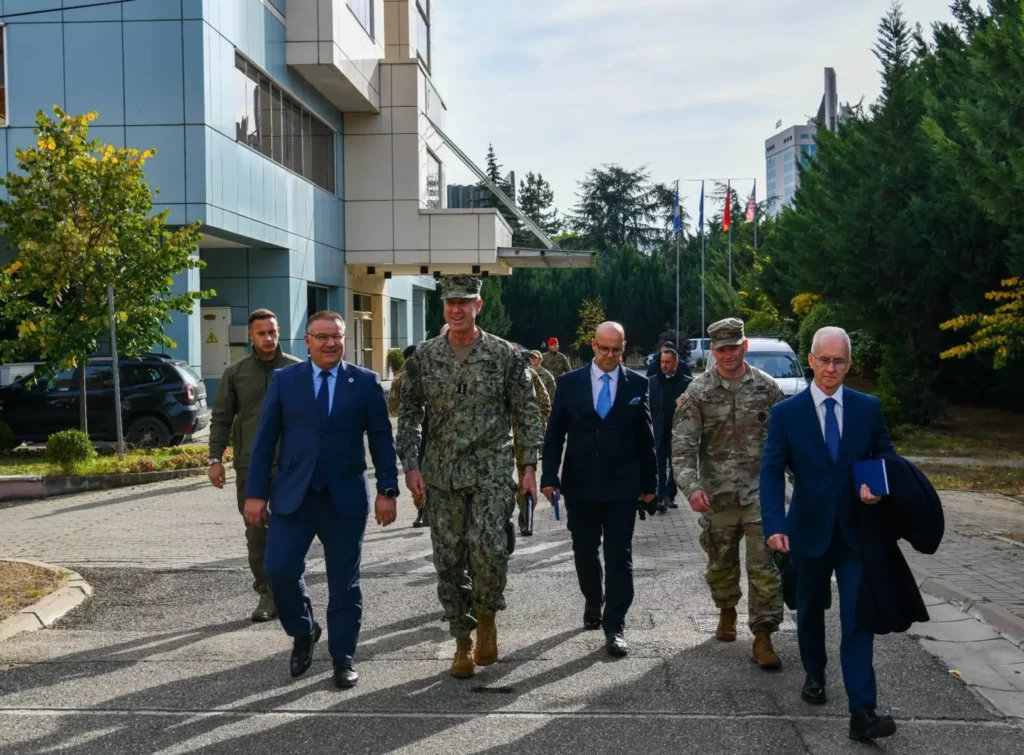 Admirali i NATO s viziton Policinë  diskutohet për sigurinë e Kosovës