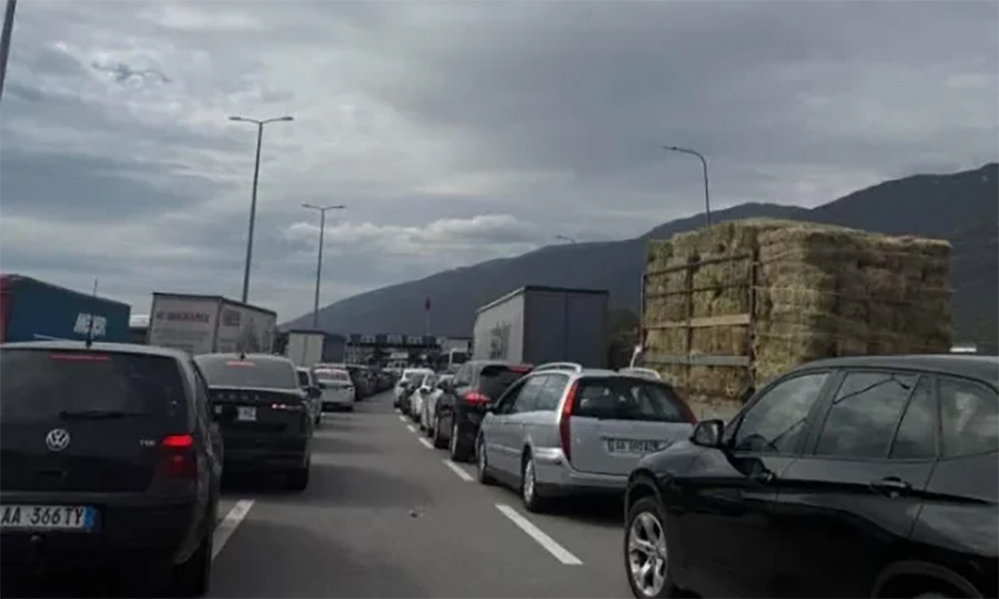 Kolona në Morinë  automjetet që po hyjnë nga Kosova në Shqipëri po kontrollohen nga zyrtarët kufitarë