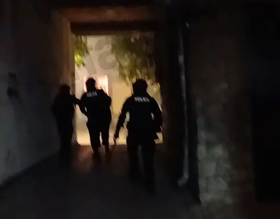 E rëndë  Tre policë e rrahin qytetarin brutalisht  Video 