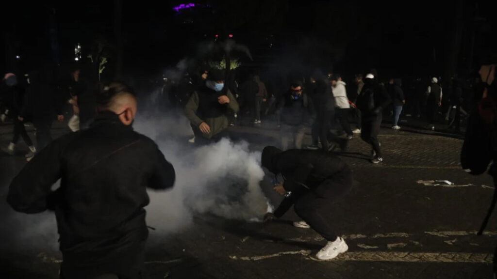 Nuk ka fund kaosi në rrugët e Tiranës  Protestuesit shkojnë drejt Drejtorisë së Policisë  përballen me bllokadën e uniformave blu