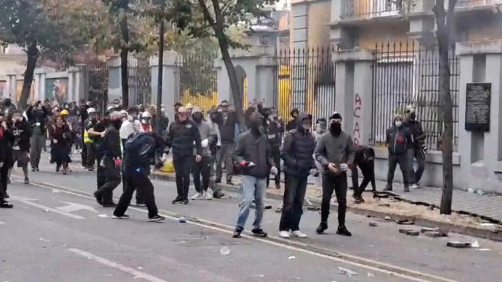 Përshkallëzohet protesta në Tiranë  protestuesit shkulën pllakat dhe i hodhën drejt policisë