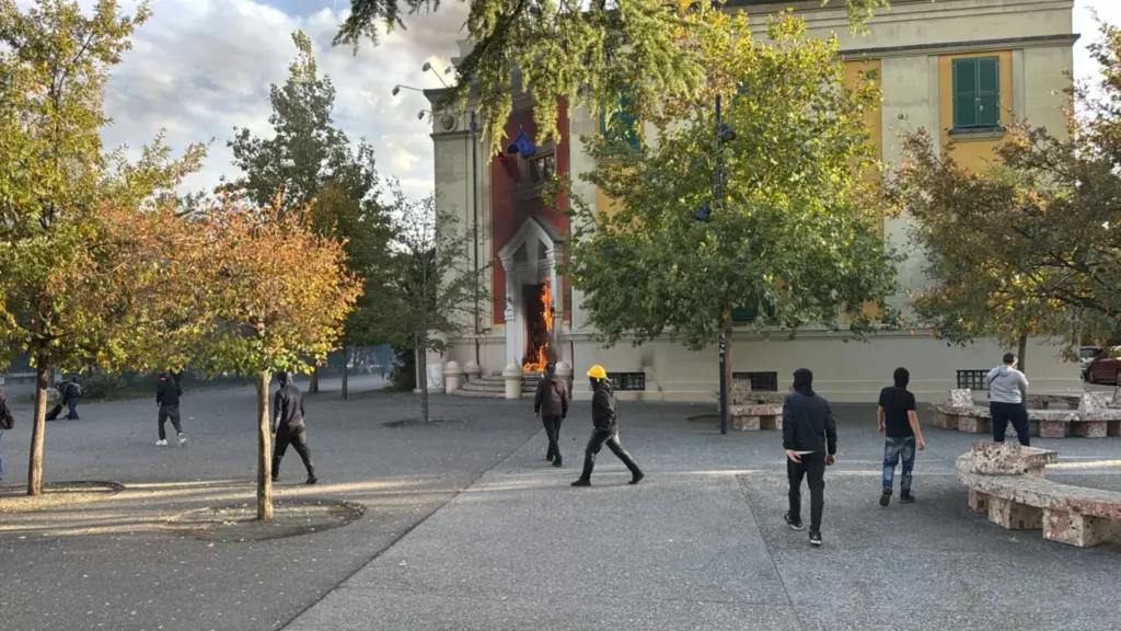 Shqipëri  protestuesit i vënë flakën Ministrisë së Bujqësisë