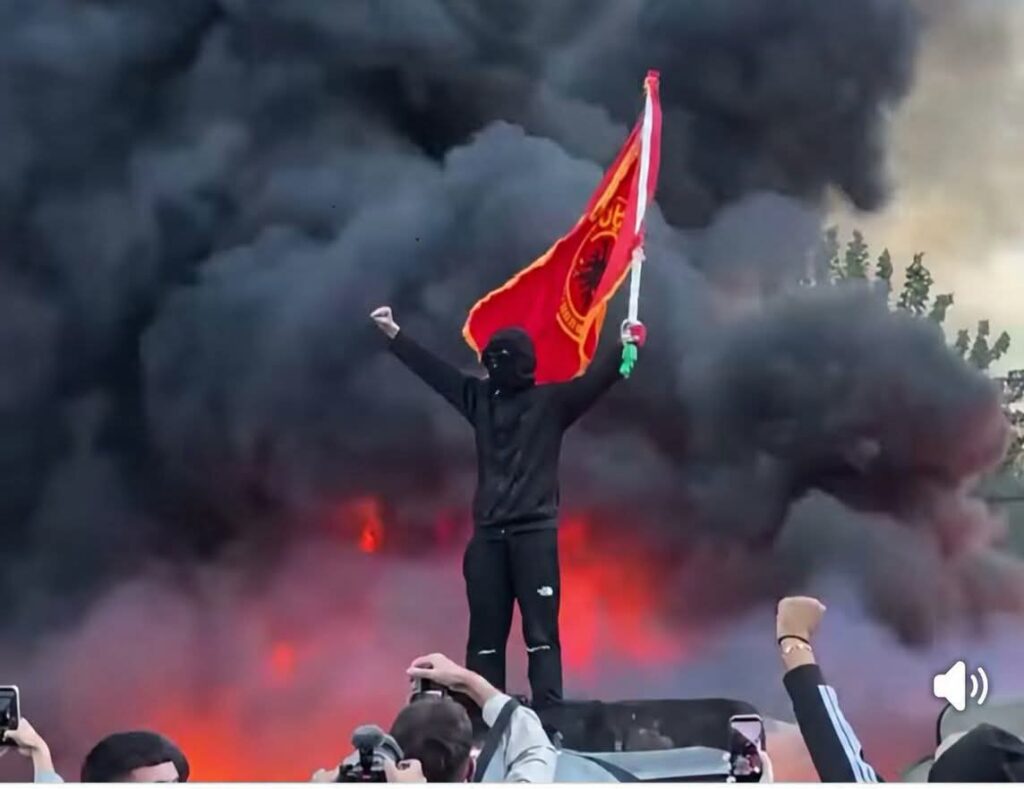 FLAMURI I UÇK SË ËSHTË VALËVITUR PËR ÇLIRIM NGA SERBIA  NUK DUHET TË VALËVITET KUR DIGJET SHQIPËRIA