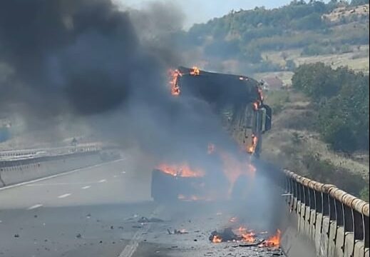 Kamioni përfshihet nga flakët pas vetaksidentit në autostradën  Ibrahim Rugova 