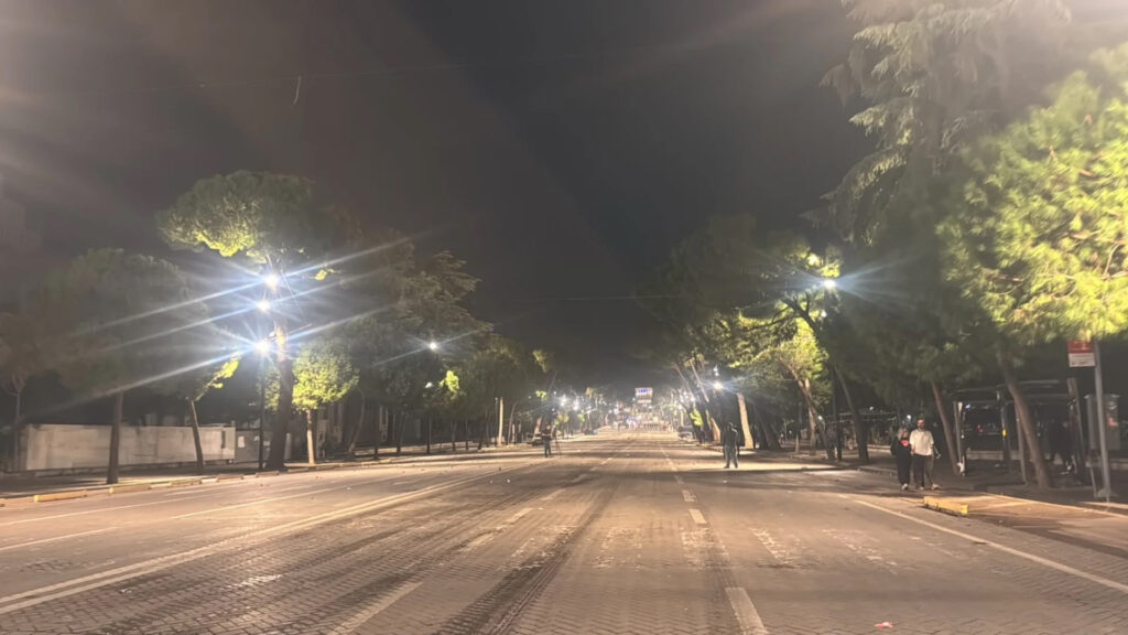 Rikthehet qetësia në bulevard  boshatisen rrugët e Tiranës pas ndërhyrjes së policisë