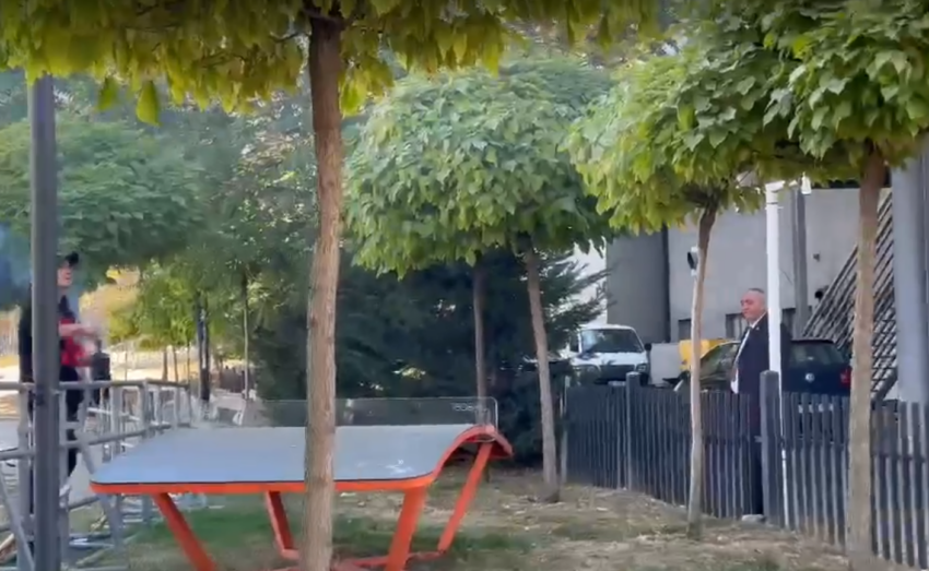 Protestuesit gjuajnë mjete piroteknike në drejtim të Kuvendit