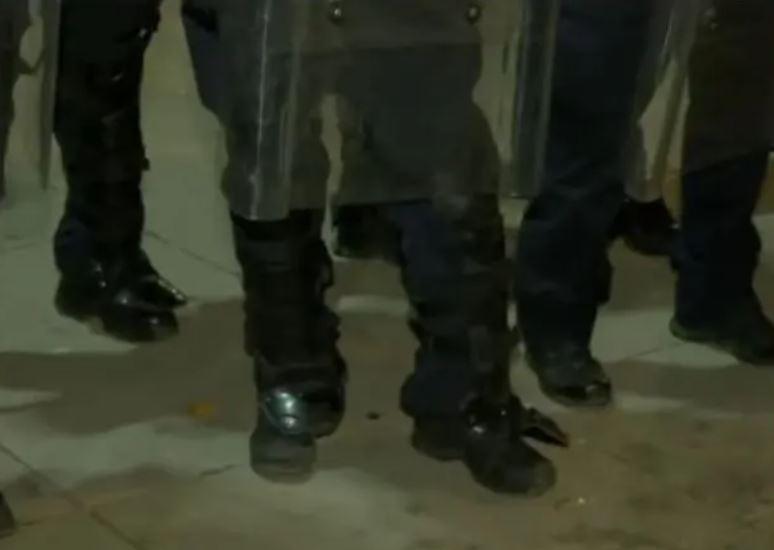 Protestuesit  policëve  Qeveria ju ka lënë dathë  pse po e mbroni 