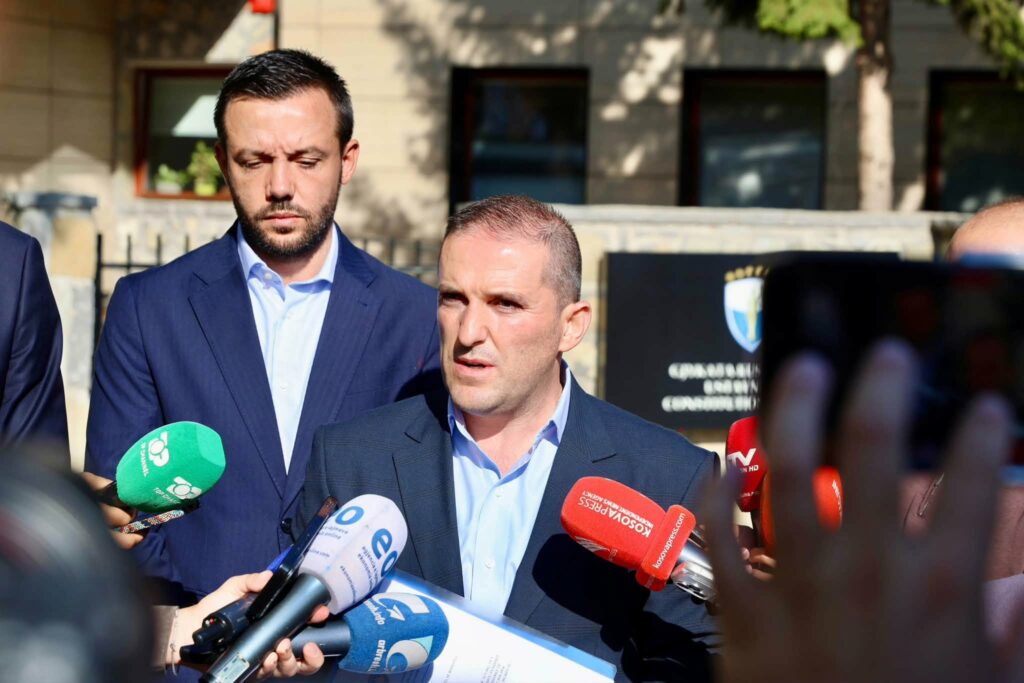 Avokati i PDK së i reagon Kurtit  S ekziston detyrimi që të pritet 72 orë për Projektligjin për Specialen