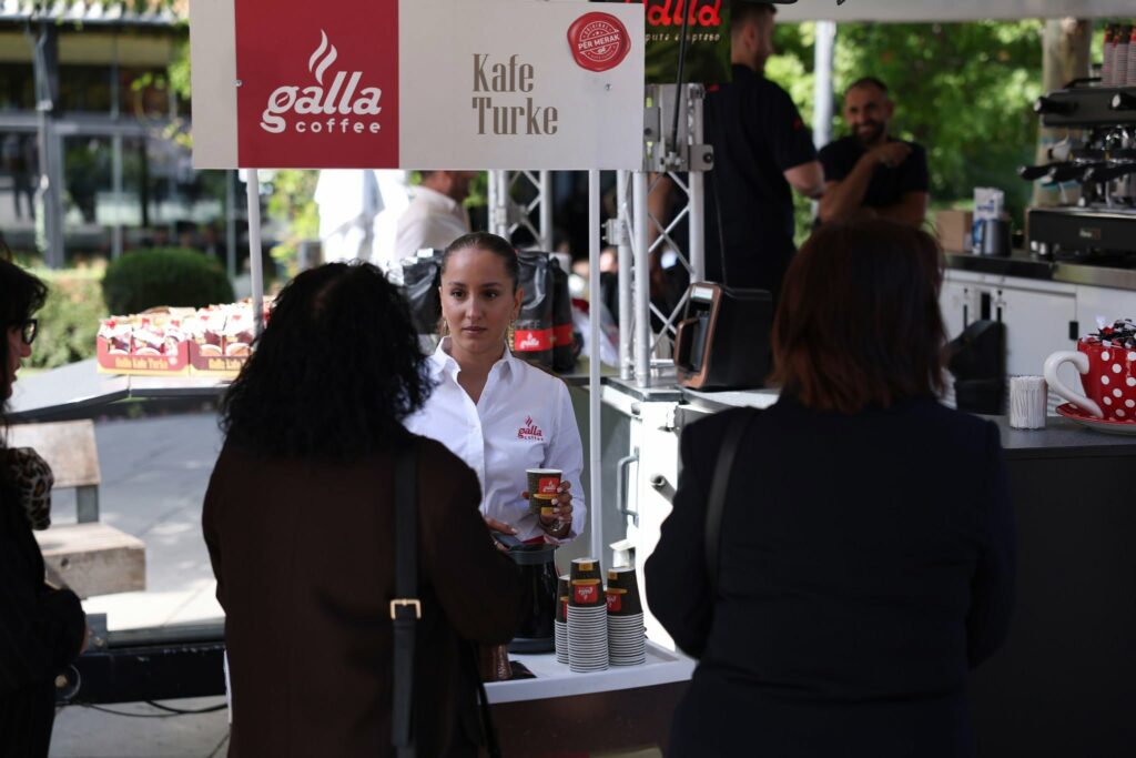 aroma-qe-pushton-prishtinen-galla-caffe-sjell-kafene-e-cilesise-se-larte-ne-festivalin-e-kafes-dhe-cajit