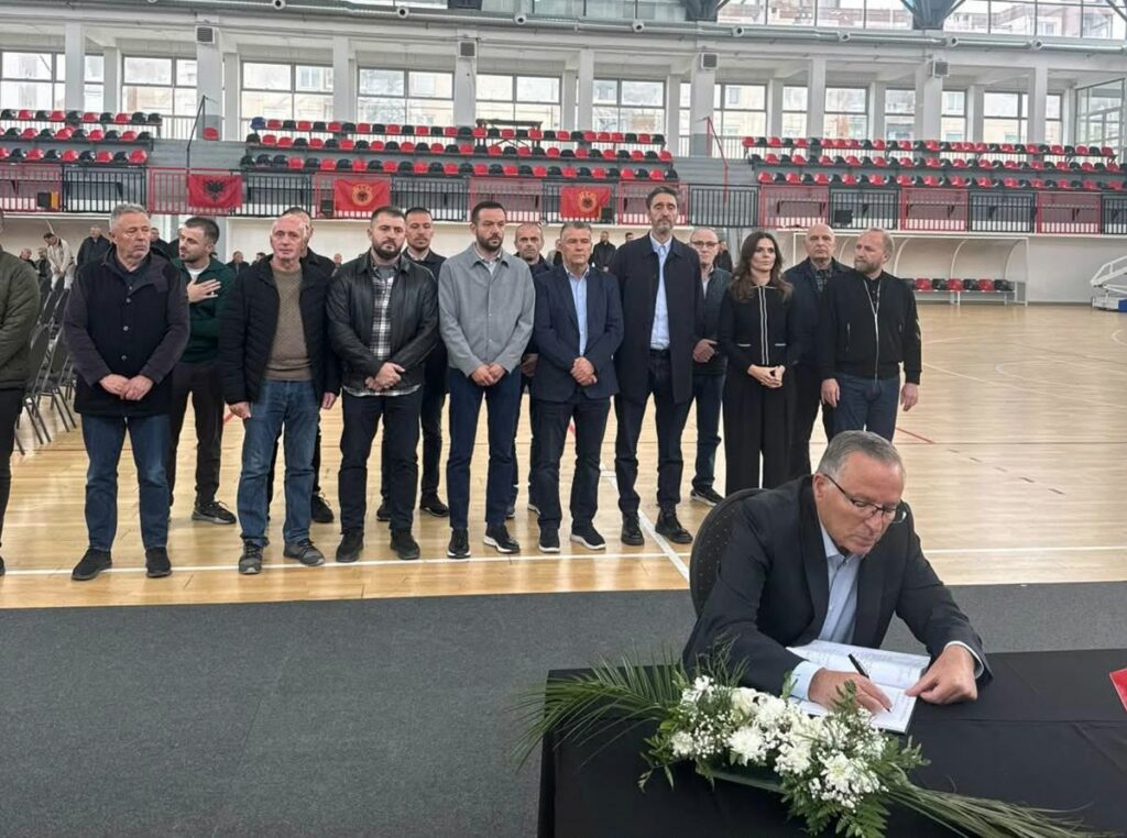 Hamza me bashkëpartiakë viziton familjen e Idriz Rrecajt  nderojnë veprën e heroit