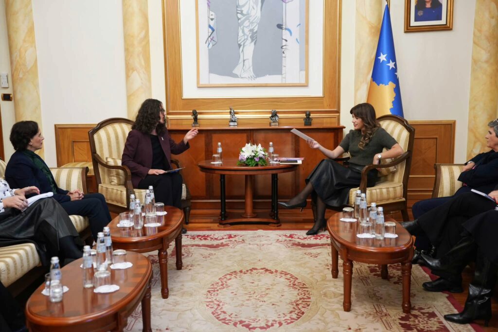 Haxhiu takohet me përfaqësueset e Rrjetit të Grave të Kosovës