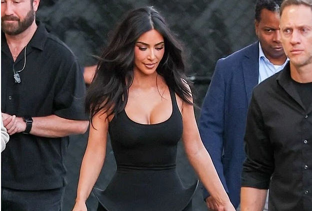 Kim Kardashian me fustan të zi me dekolte të theksuar  mbërrin në xhirimet e Jimmy Kimmel Live
