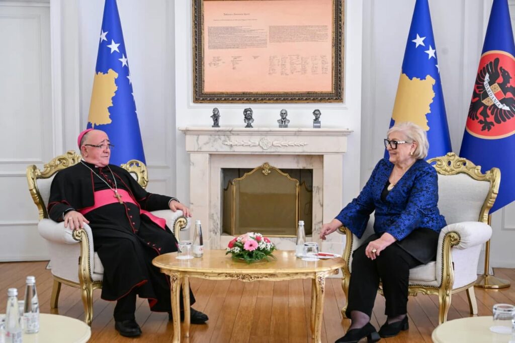 Presidentja Shiroka Pula takon ipeshkvin Dodë Gjergji