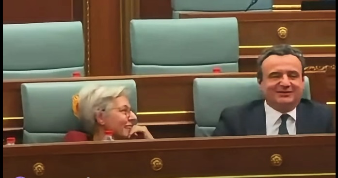 Kurti dhe Gërvalla u panë dje duke qeshur gjatë seancës për Arlinda Zekajn  pamjet shpërndahen në rrjete sociale