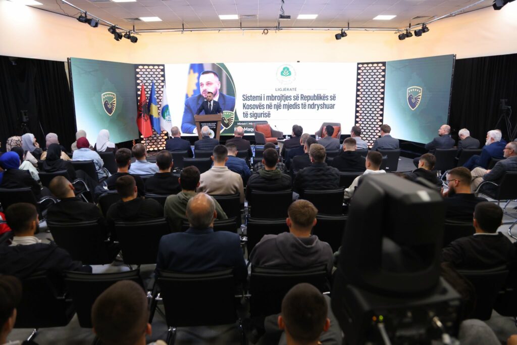 Maqedonci ligjëron para studentëve të Fakultetit të Studimeve Islame për sistemin e mbrojtjes së Kosovës