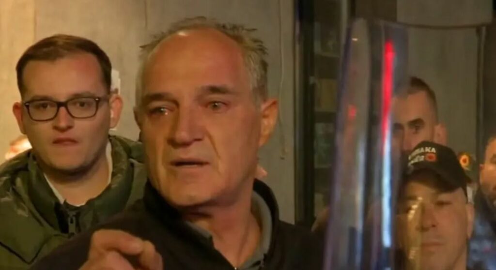 Hasani i reagon ashpër policisë  Kemi dalë t i mbrojmë vlerat tona  turp duhet t ju vijë