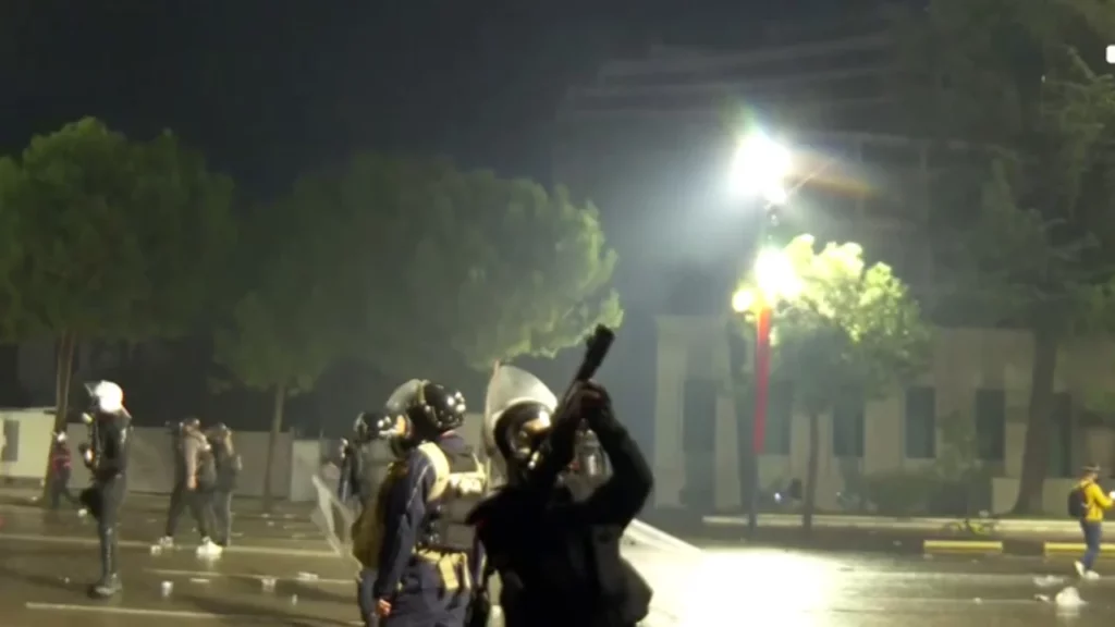 Protesta del jashtë kontrollit  forcat RENEA zbarkojnë në bulevardin  Dëshmorët e Kombit 