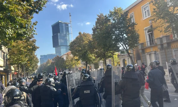 pershkallezohet-situata-te-ministria-e-arsimit-ne-tirane-protestuesit-hedhin-molotove-policia-pergjigjet-me-gaz-lotsjelles-dhe-uje