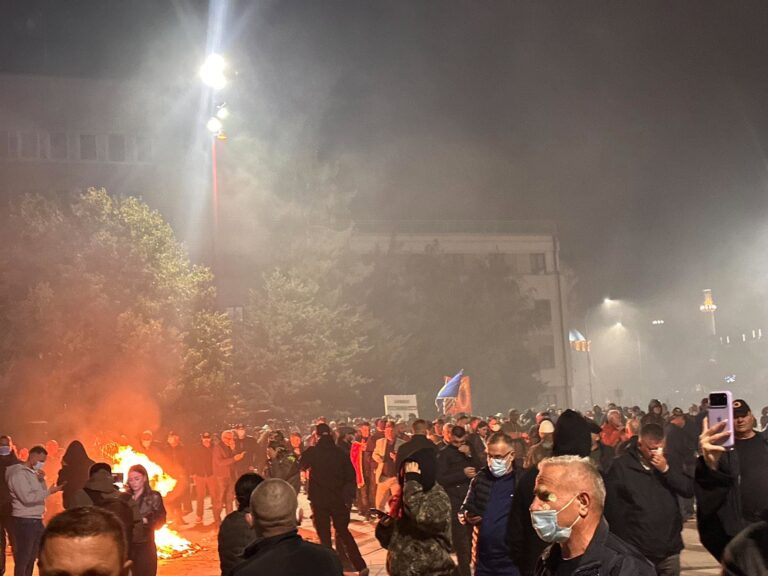Protesta shpërndahet përkohësisht pas përdorimit të gazit lotsjellës nga Policia