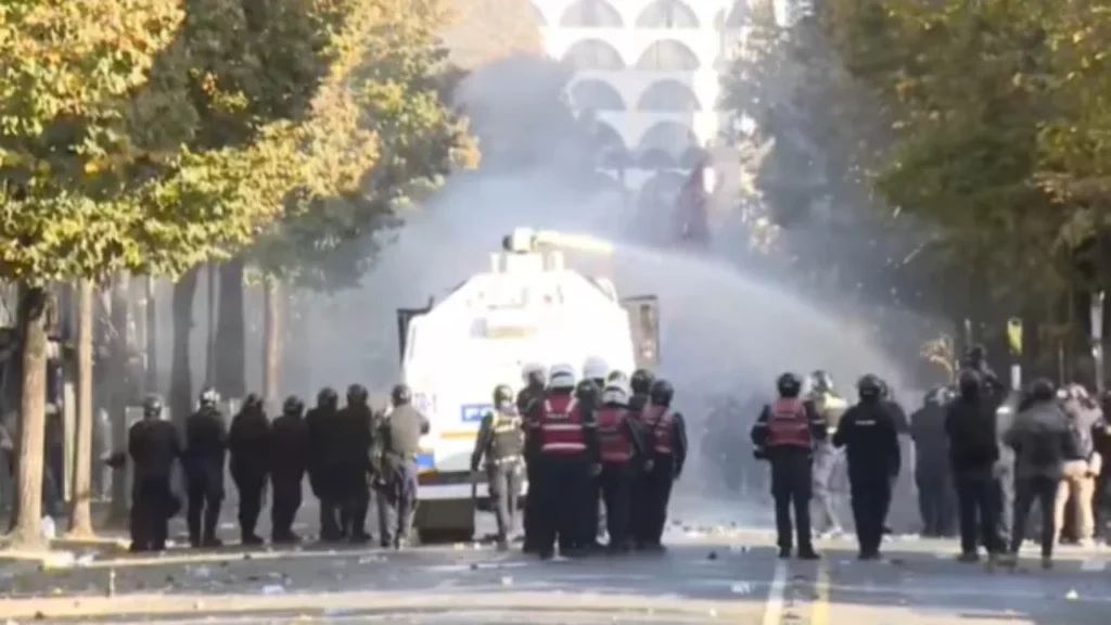 Shqipëri   Protestuesit hedhin fishekzjarrë në protestë  policia i kundërpërgjigjet me presion uji