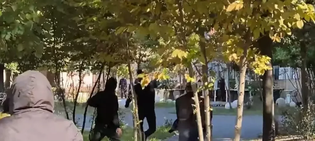 Protestuesit thyejnë xhamat e selisë së PS së  policia përdor gazlotsjellës dhe ujë