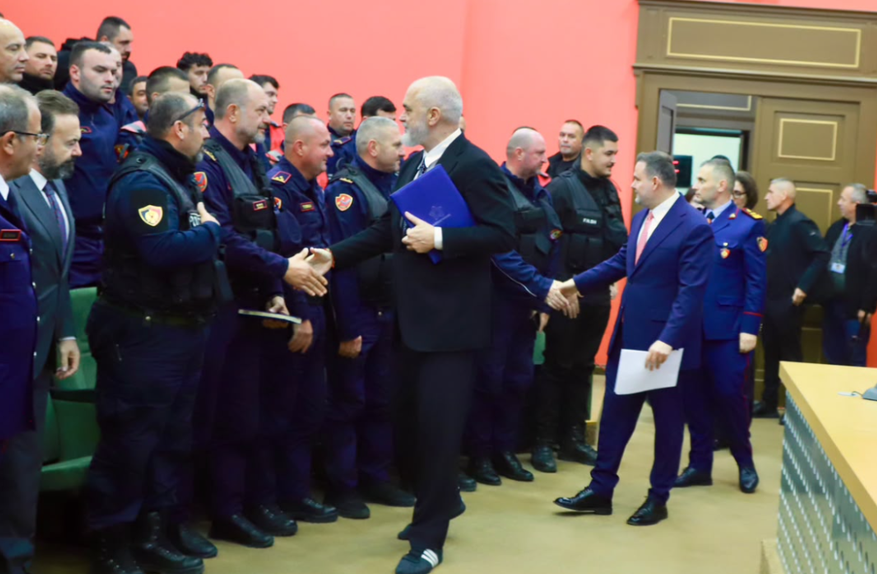 Qeveria kalon me urgjencë shpërblimin 2500 euro për policët