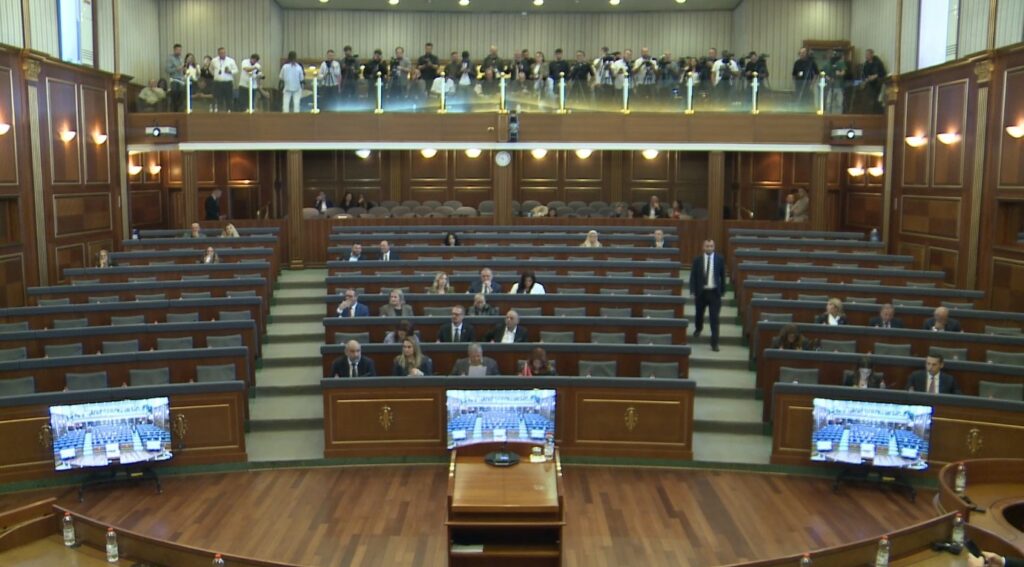 Nisin të mblidhen deputetët  një orë me vonesë seanca ende nuk ka filluar