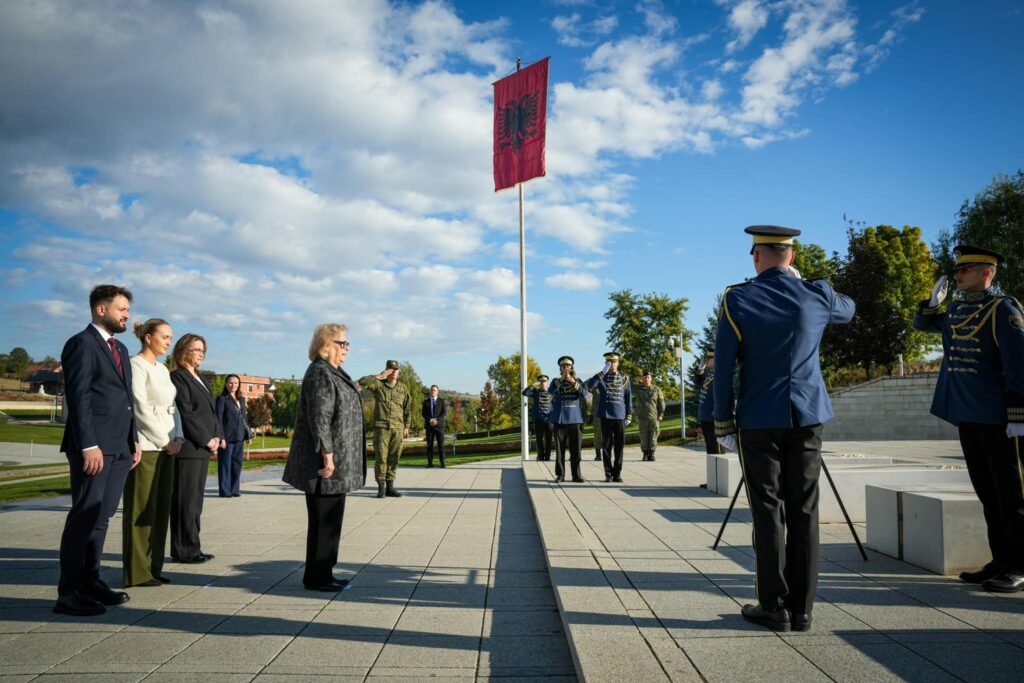 Presidentja Shiroka Pula nis detyrën me homazhe në Prekaz dhe te varret e Rugovës e Demaçit