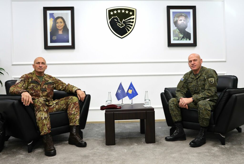 bashkim-jashari-pret-komandantin-e-ri-te-kfor-it-roberto-vergori