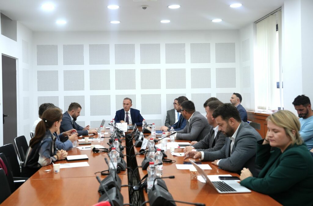 komisioni-per-ekonomi-miraton-planin-e-punes-per-sesionin-vjeshtor-dhe-projektligjin-per-ndarjet-buxhetore