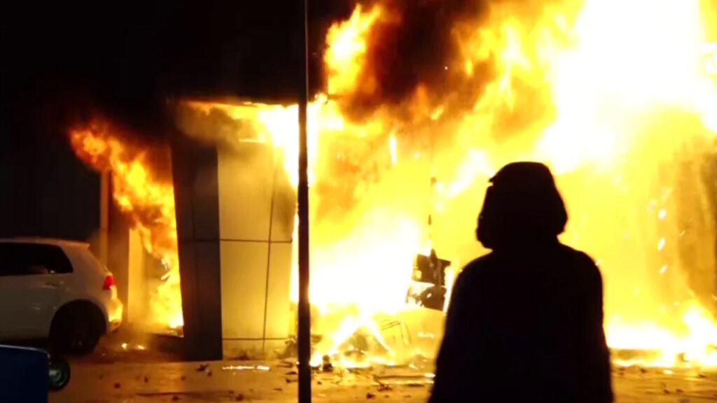 Protestuesit i vënë flakën një makine dhe katit të parë të Gjykatës së Lartë  tensionet arrijnë kulmin