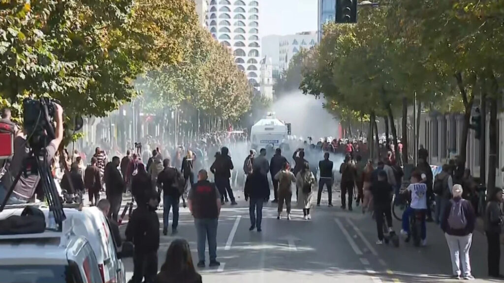 Protestuesit te Ministria e Arsimit hedhin molotovë  policia reagon me autobotin e ujit