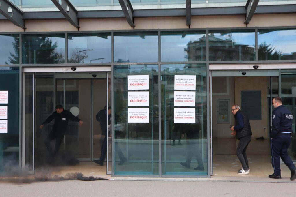 Hidhen tymuese para Ministrisë së Drejtësisë  kërkohet dorëheqja e Donika Gërvallës