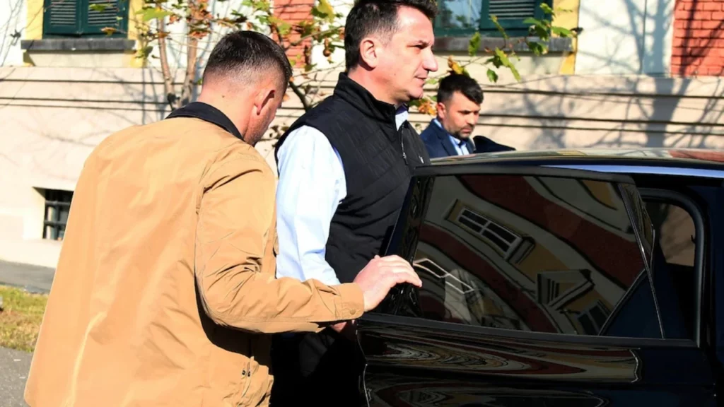 Ndryshojnë kushtet e qëndrimit në burg për Erion Veliajn  kryebashkiaku i Tiranës del vetëm në ajrim  vendoset në një qeli më vete